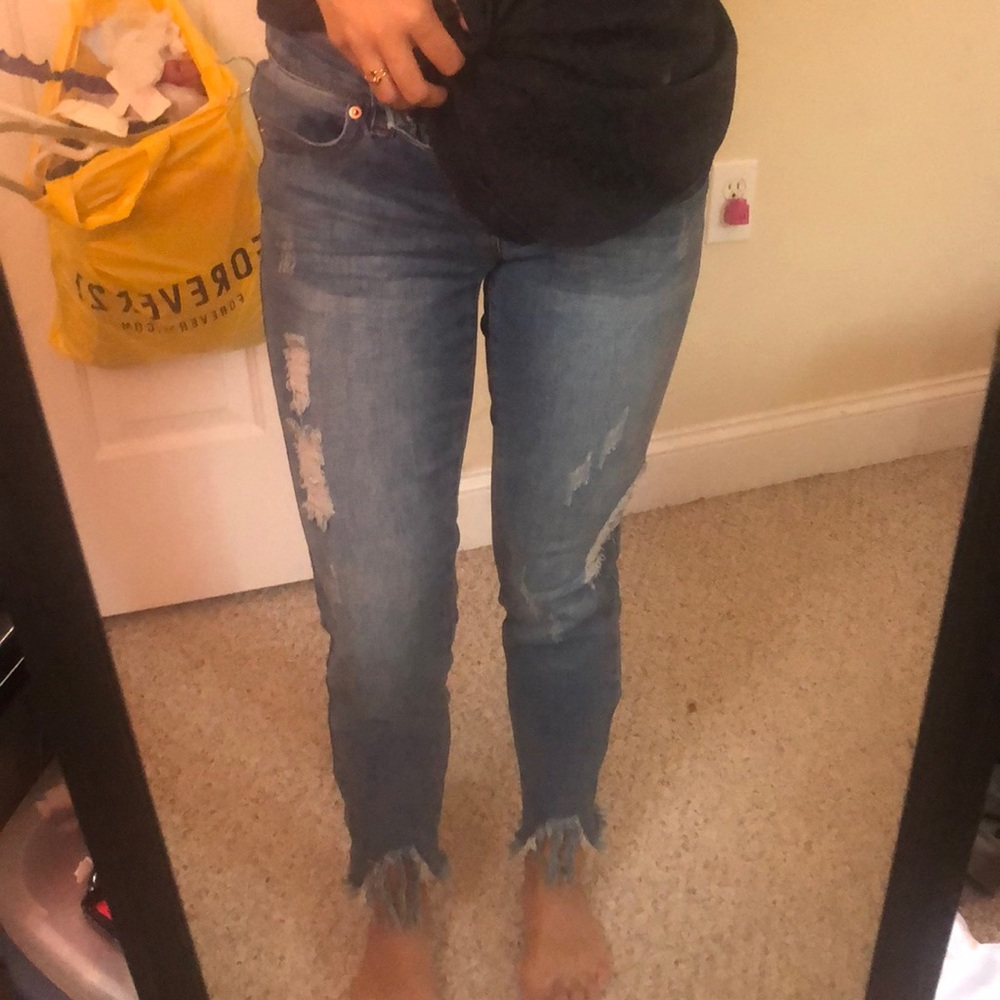 Distressed stretchy jeans
